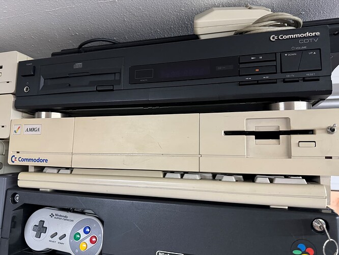 Philips_CD-I_Mitbewerber_Commodore_CDTV_klein