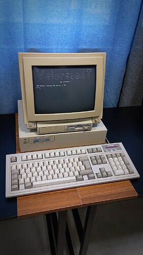 Olivetti_M200_computer,_ValorosoIT_collection,_CRT_monitor,_keyboard_1