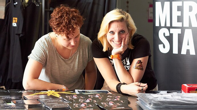 Berit und Rahel am Merchstand