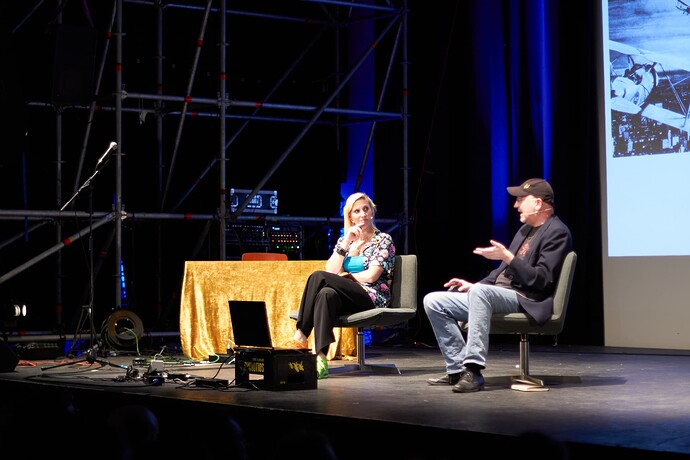 Rahel Schmitz und Christian Genzel sprechen über schaurige Orte, während...