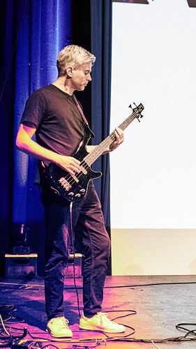 Fabian spielt Bass