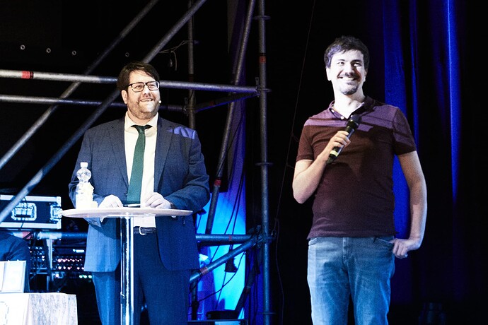 Quizmaster (links) und einer der Fragesteller beim Quiz
