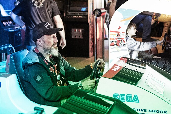 Ein Besucher beim Rally-Fahren