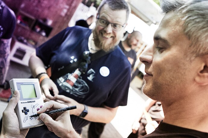 IFabian unterschreibt einen Game Boy